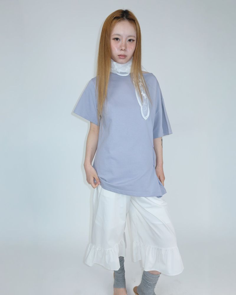 SLOW BUTTON OFF-SHOULDER T-SHIRT