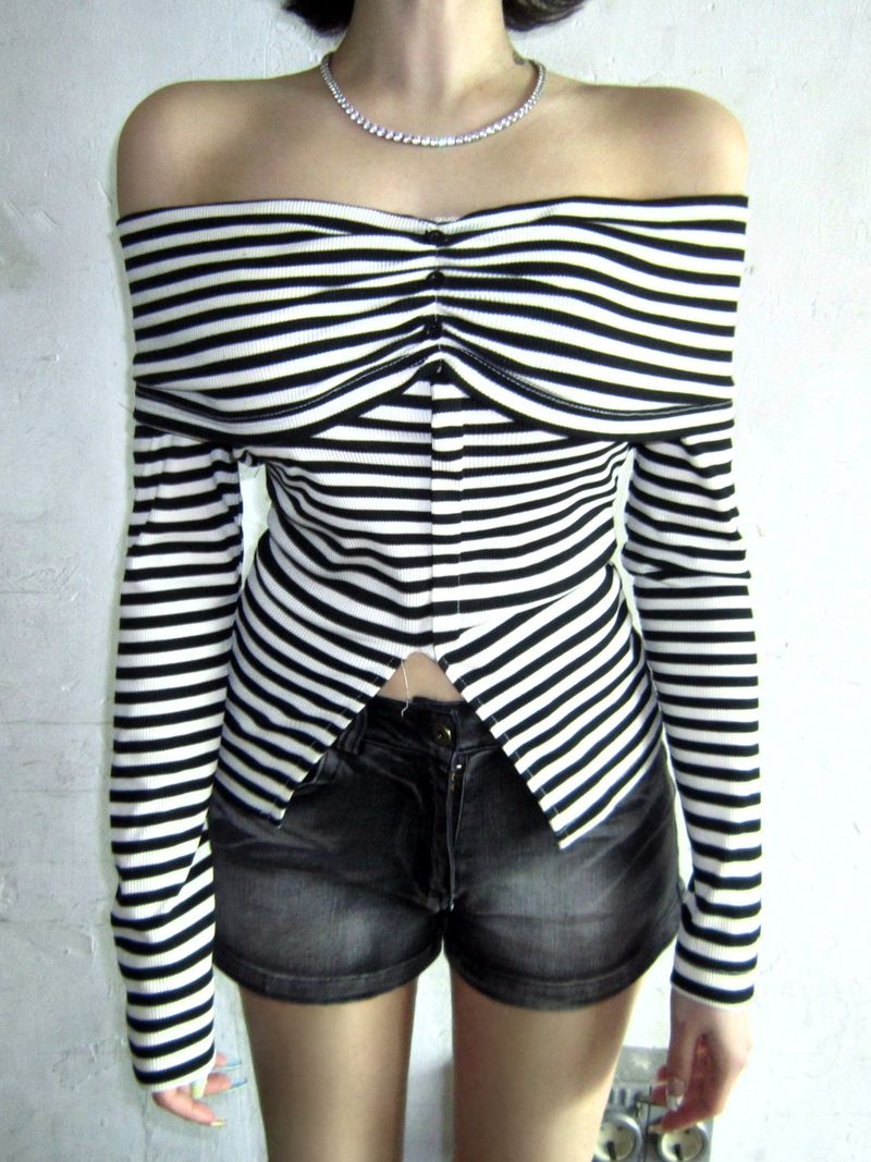 Stripe off-shoulder T