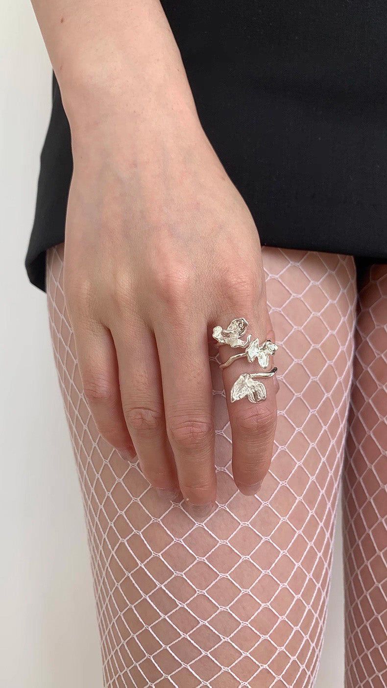 Three flower silver line ring