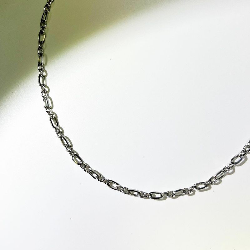 Simple thin two shape chain