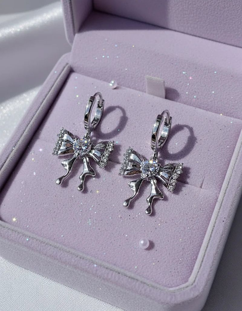 [IZNA ココ Piercing] メルティングリボンハギーズピアス - Silver Color
