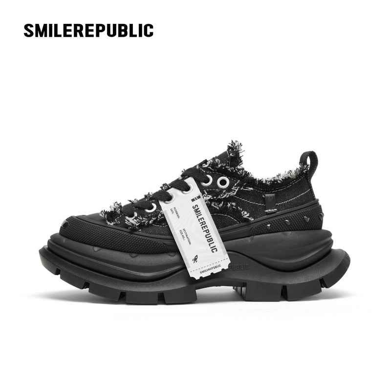 SMILEREPUBLIC（スマイルリパブリック）の「ブラック フリンジ キャンバス スマイルトゥ チャンキープラットフォーム スニーカー ユニセックス ロートップ（シューズ）」