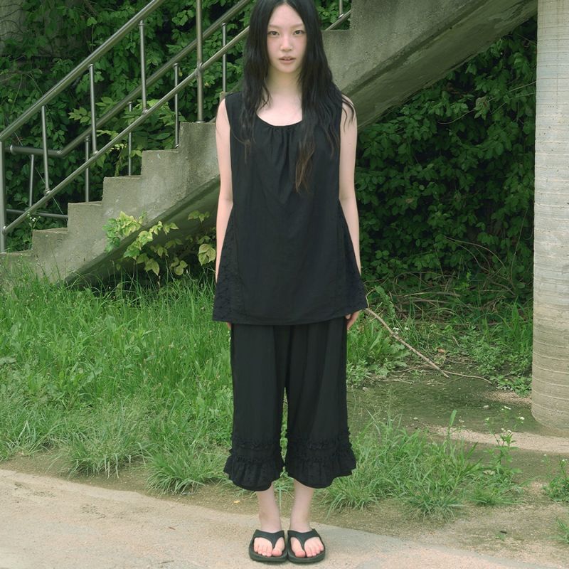 KOOKEESEE（クキシ）の「ベリーパンチングレースカプリパンツ (black)（パンツ）」