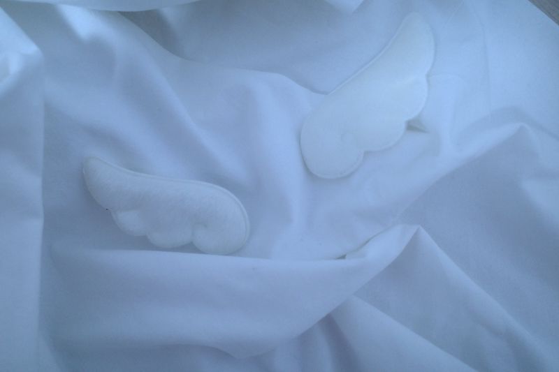 Angel pin button (2pcs)