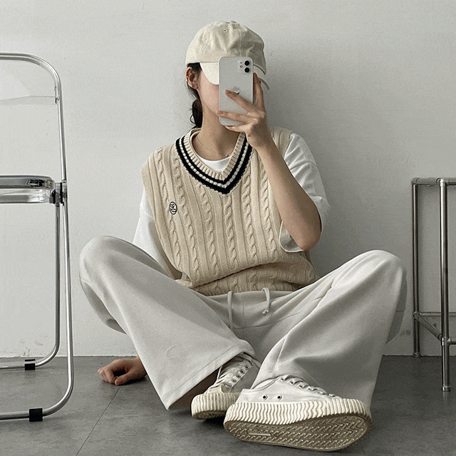 hijjoo（ハイチュー）の「Ils embroidered V-knit vest（Tops）」