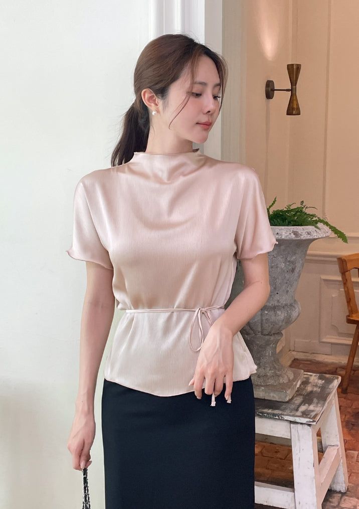 iam mari（アイアム マリ）の「Raz Half-Neck Satin Pleats Blouse (Belt set)（Tops）」
