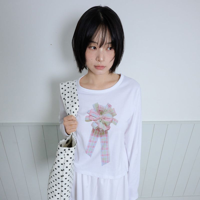 ITZAVIBE（イッザバイブ）の「コサージュポイントスリム長袖Tシャツ（トップス）」
