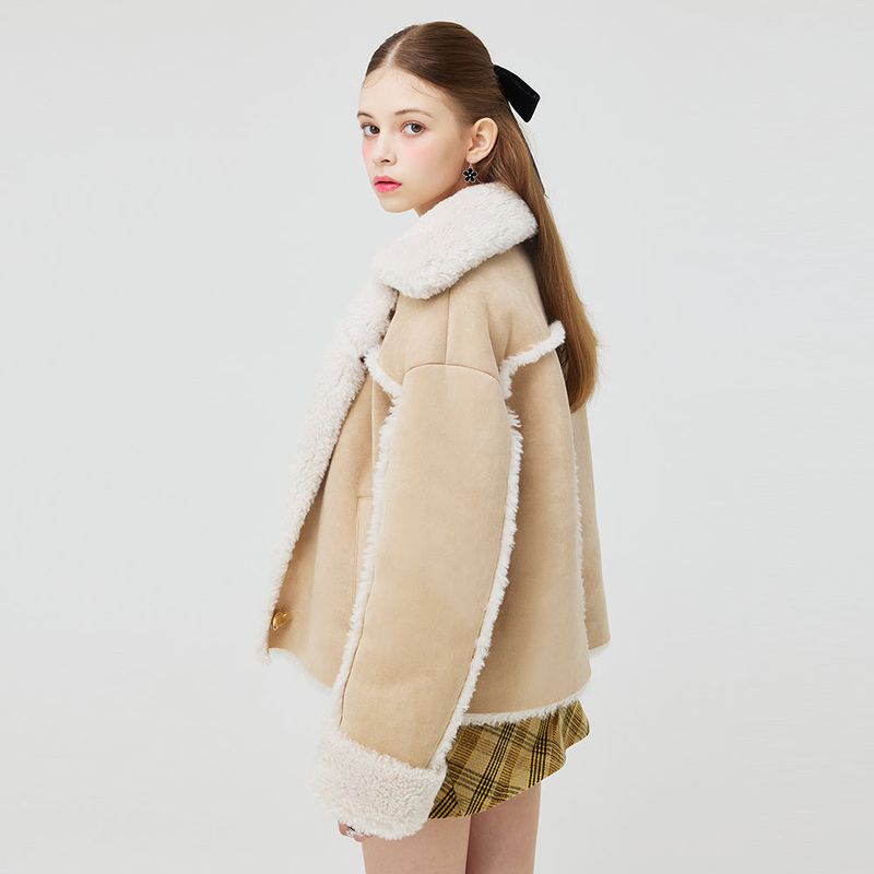 HEART BUTTON SHORT SHEARLING JACKET _ BEGIE