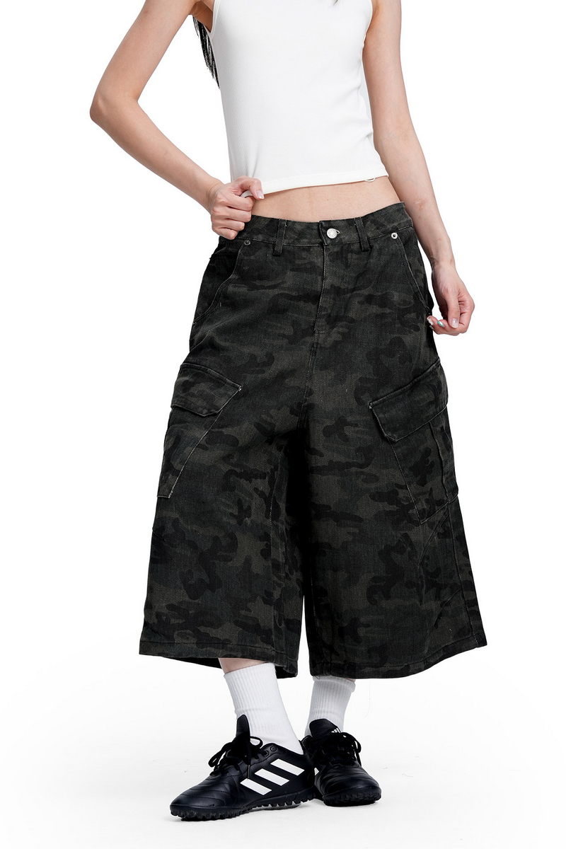 CZ Basicsの「Camo Cargo Shorts(Pants)」
