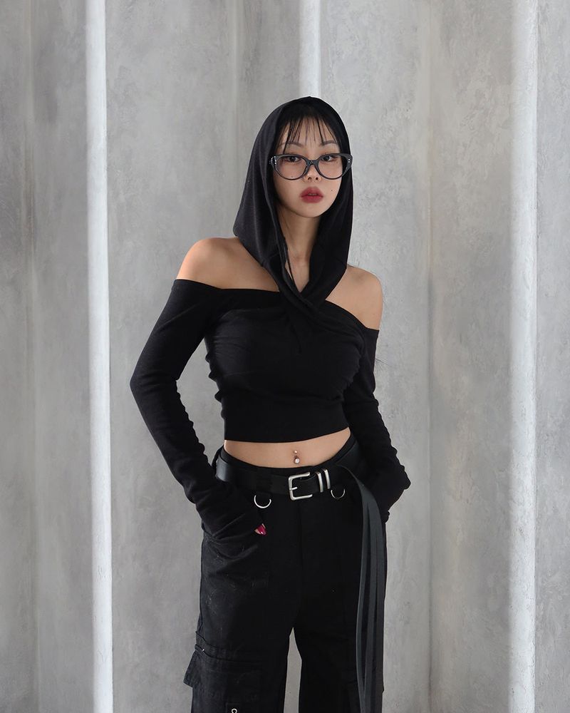Delight-J（ディライトジェイ）の「Twisted Off-Shoulder Hooded Cropped T-Shirt（Tops）」