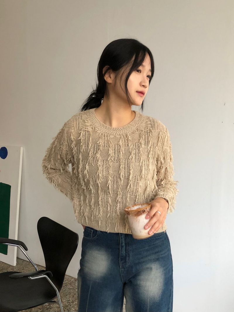 Freewheeling tassel round knit