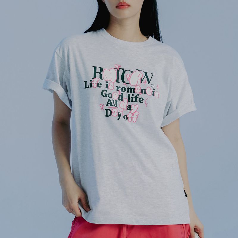 ROMANTIC CROWN(ロマンティッククラウン)の「CHUBBY LOGO TEE SHIRT_LIGHT GREY(Tops)」