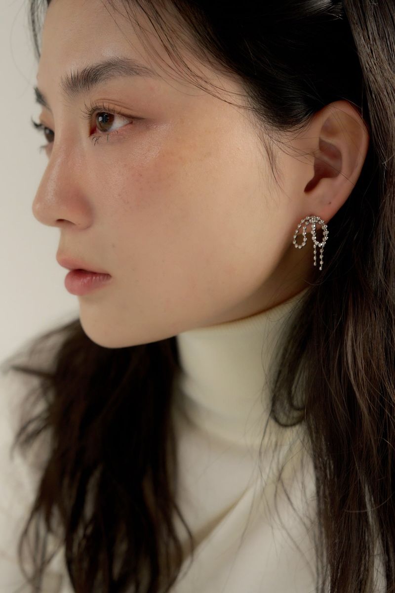 holi short ribbon earring - silver