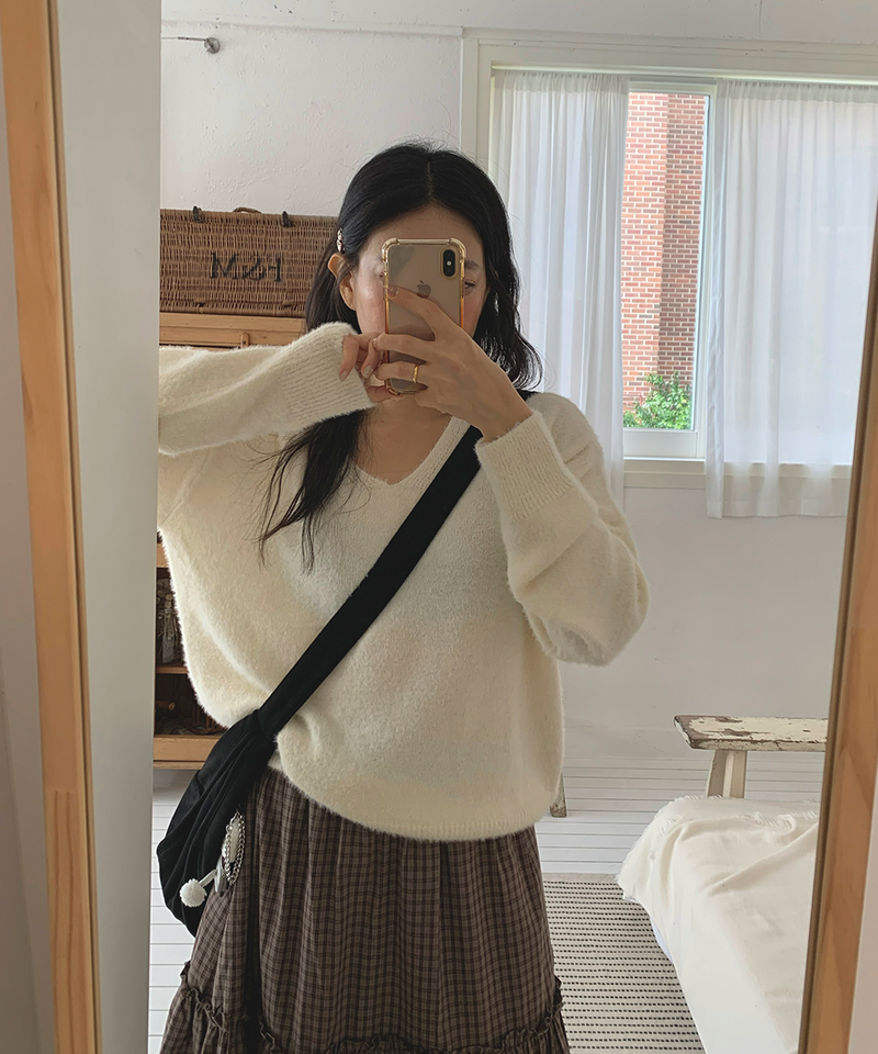 Soft Angora V-neck knitwear