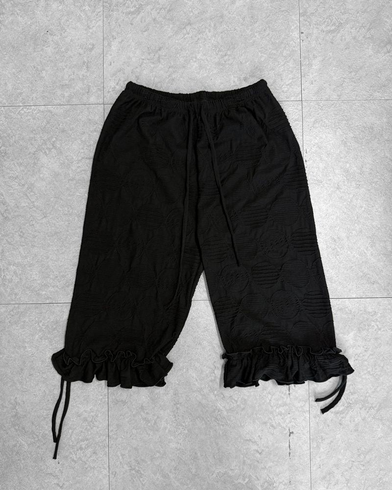 BUBBLE FRILL CAPRI PANTS