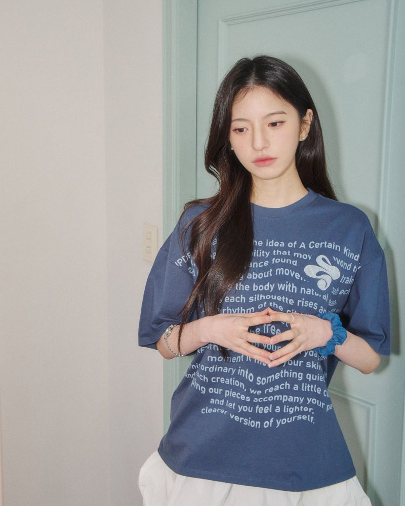 UPDRAFT（アップドラフト）の「Updraft オーバーサイズアートワークTシャツ [ブルー]（トップス）」