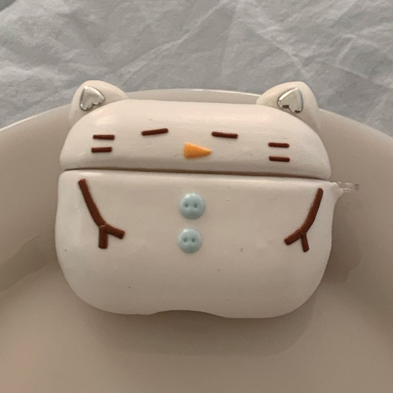 saltyhouse（ソルティハウス）の「【MADE】 スノーキャットエアポッズケース（スマホグッズ/小物）」