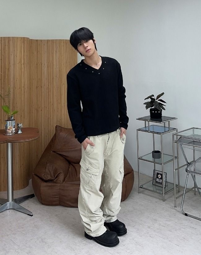 Cross Rivet V-neck Knit
