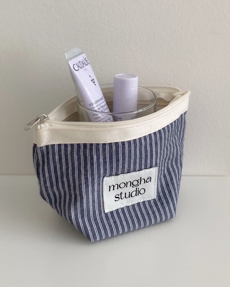 mongha studio（モンハスタジオ）の「 ジッパーポーチ - stripe navy（スマホグッズ/小物）」