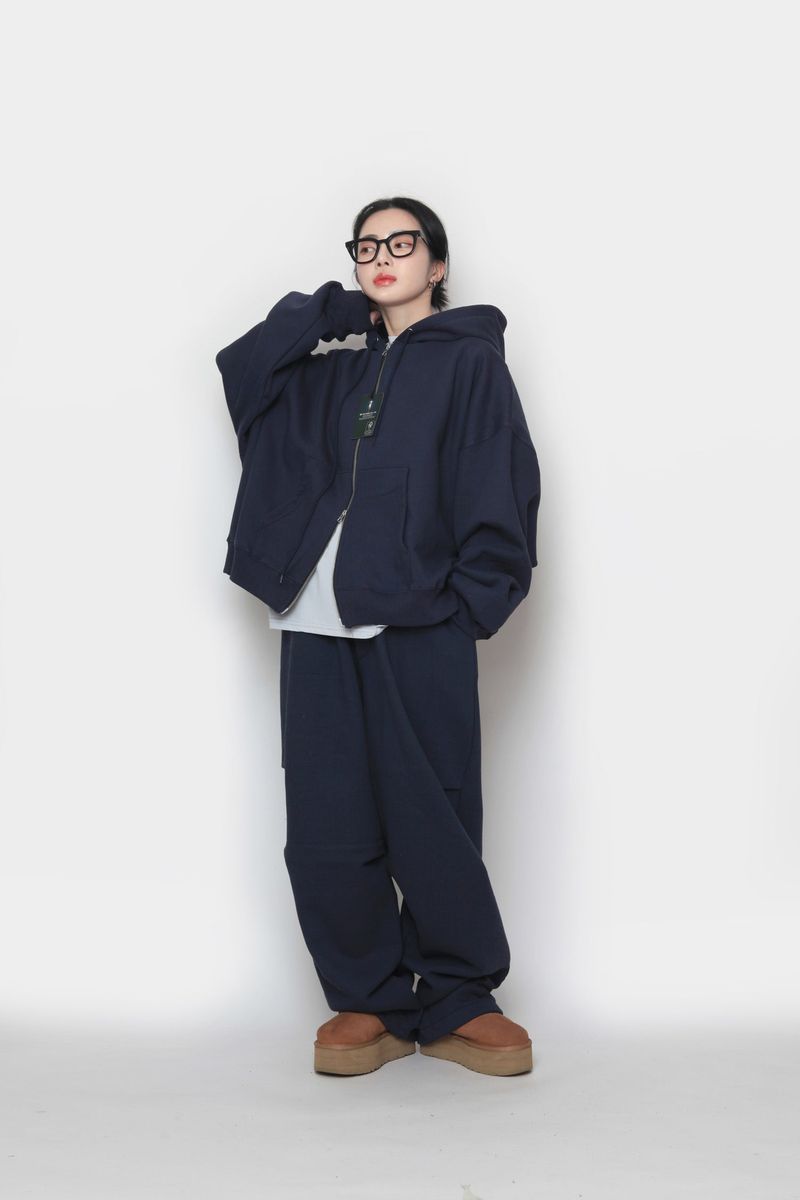 Napping hand warmer hooded zip-up