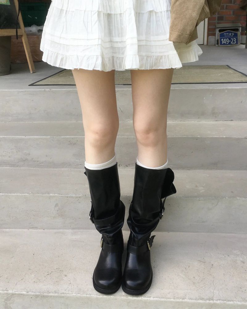 Buckle strap long boots