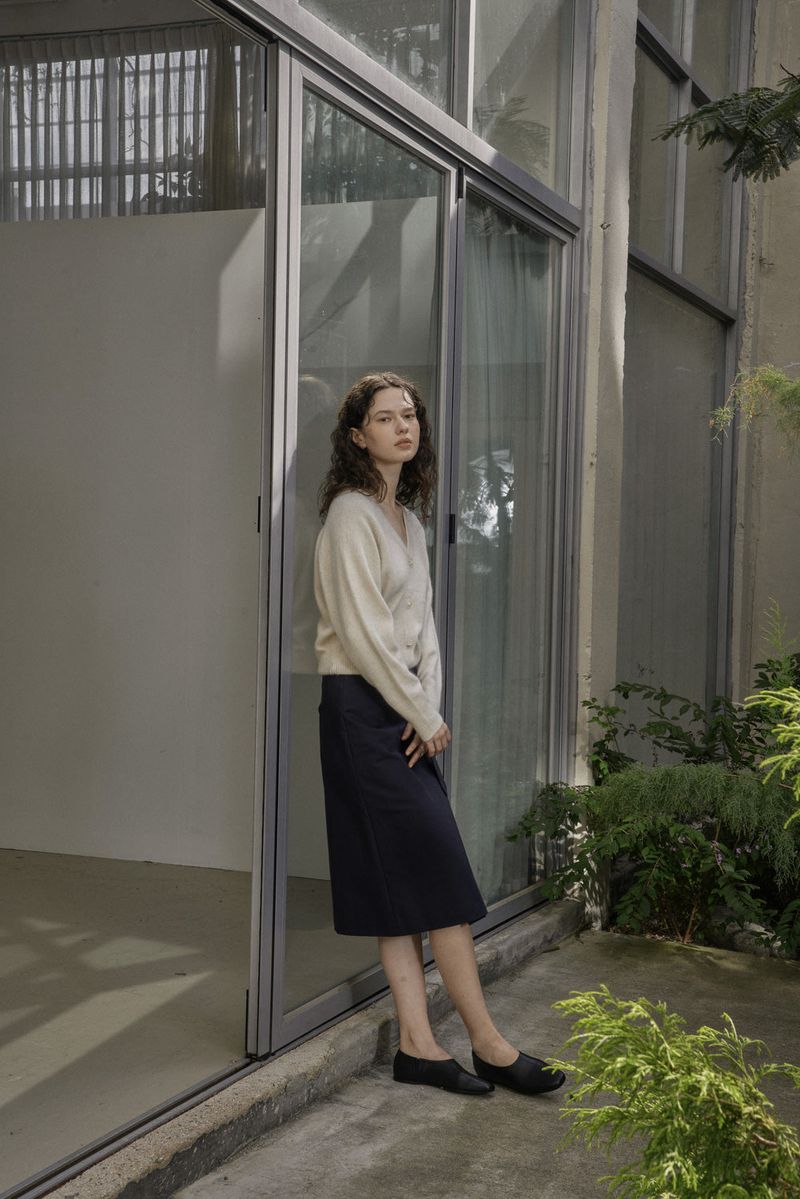 V BUTTON CARDIGAN_IVORY