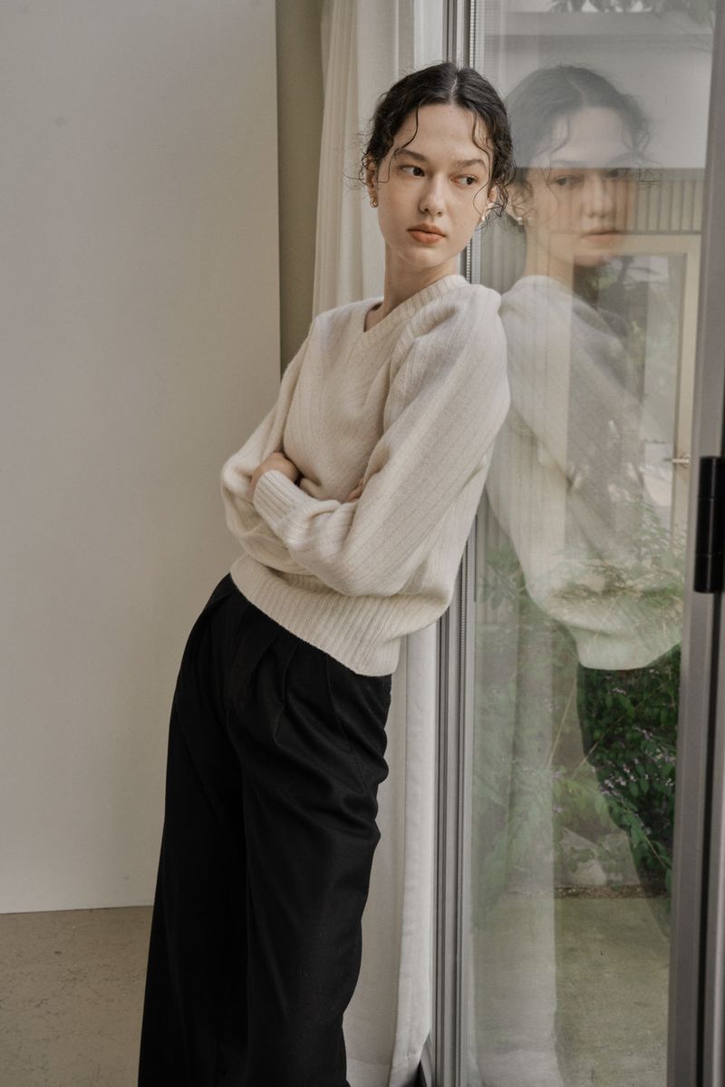 RIBBED V-KNIT TOP_IVORY