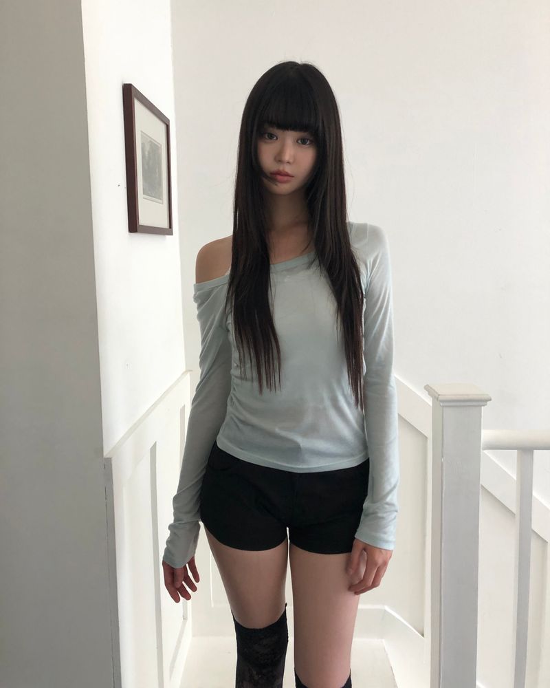 Biljeun Deep U-Neck Long-Sleeve T-Shirt