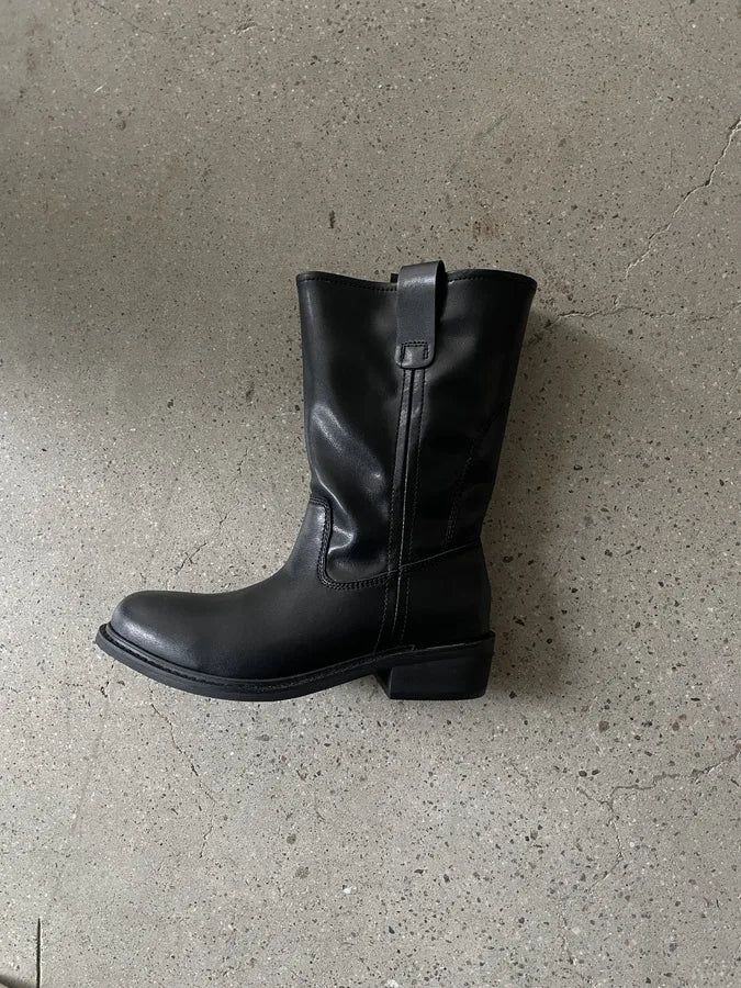 simple leather middle boots