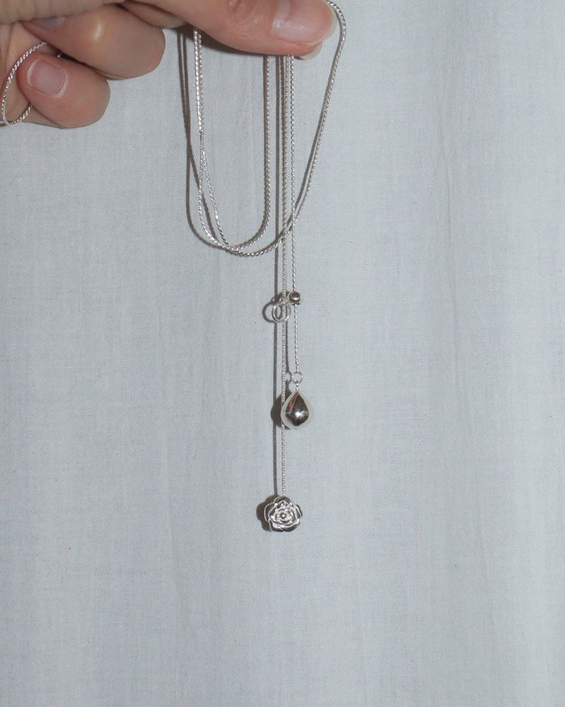 Loasi（ロアシ）の「[MADE] ラブリーローズ.フローズロングドロップネックレス（アクセサリー）」