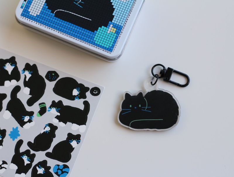 hunched cat keyring