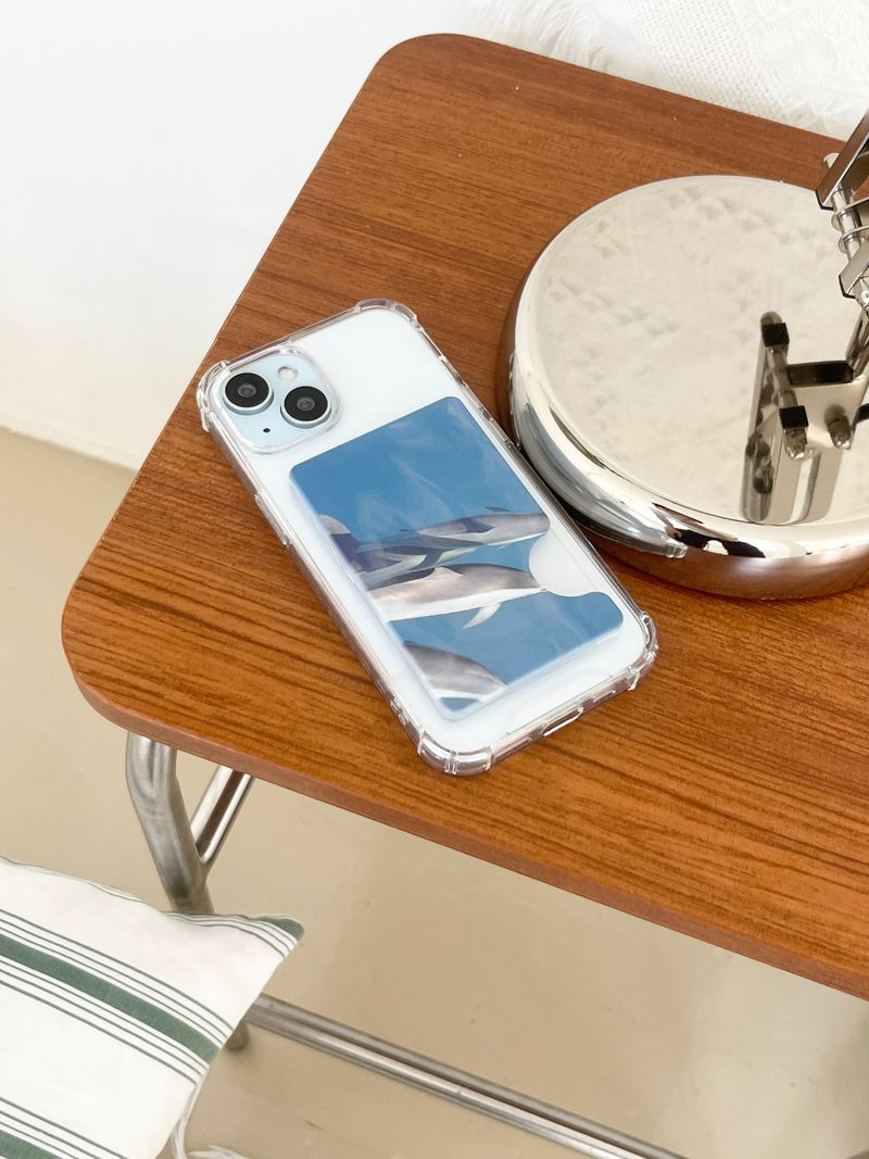 [swimmers in the sea magsafe cardslot]