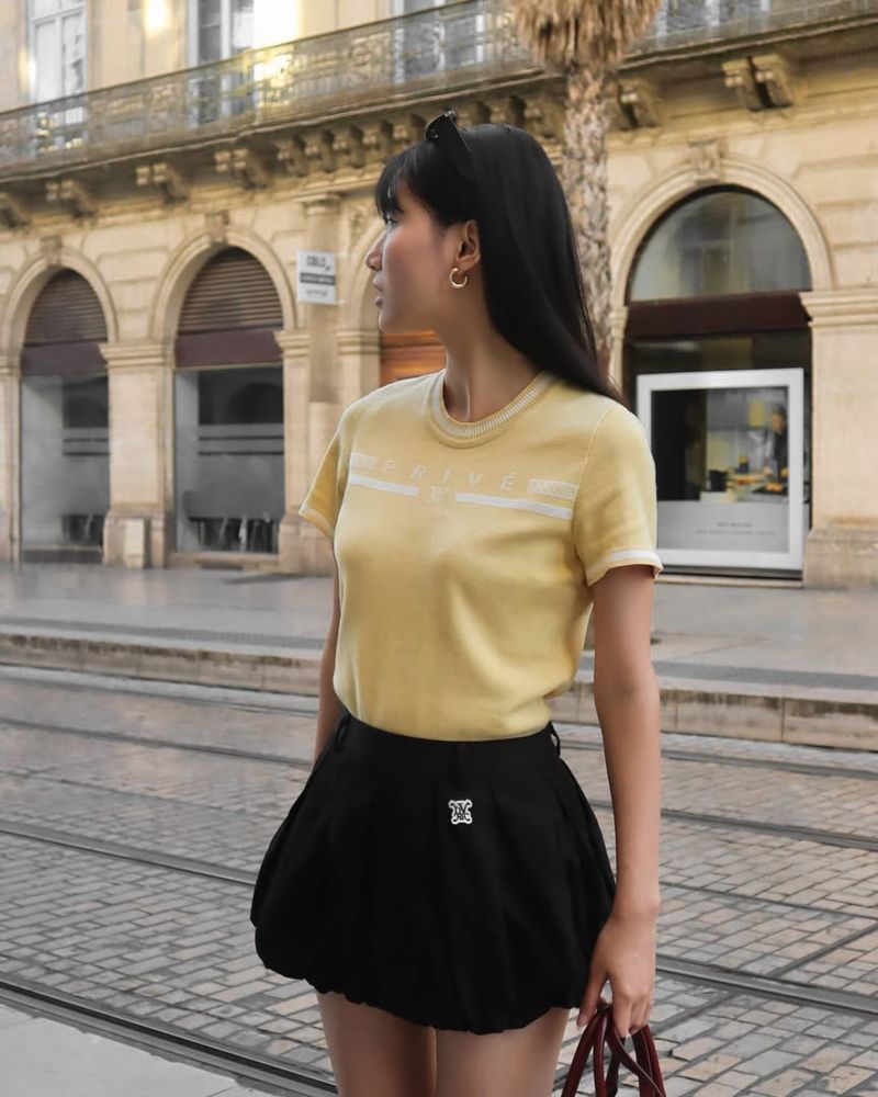 DVRK（ダーク）の「DVRK PRIVÉ BAR LOGO KNITTED CROPPED T-SHIRT - YELLOW（Tops）」
