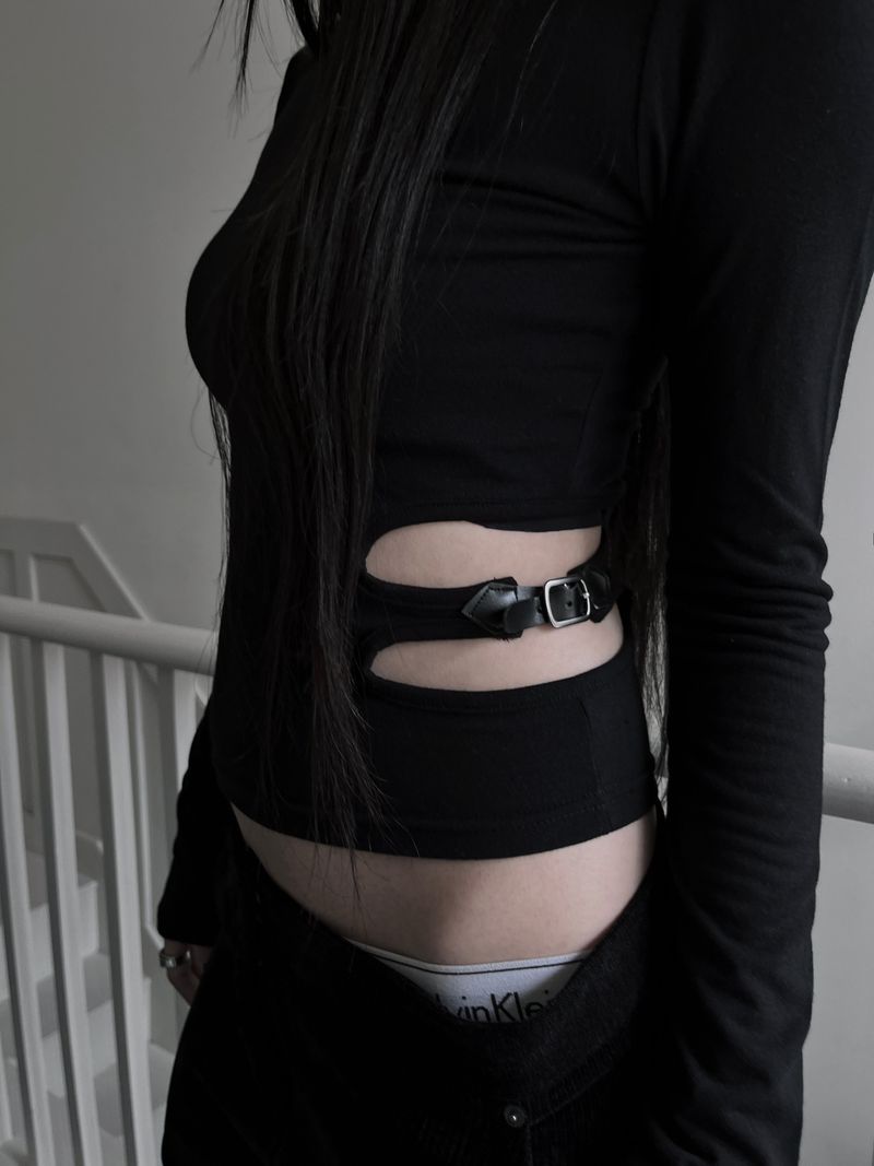 slim buckle hole slit T (2color)