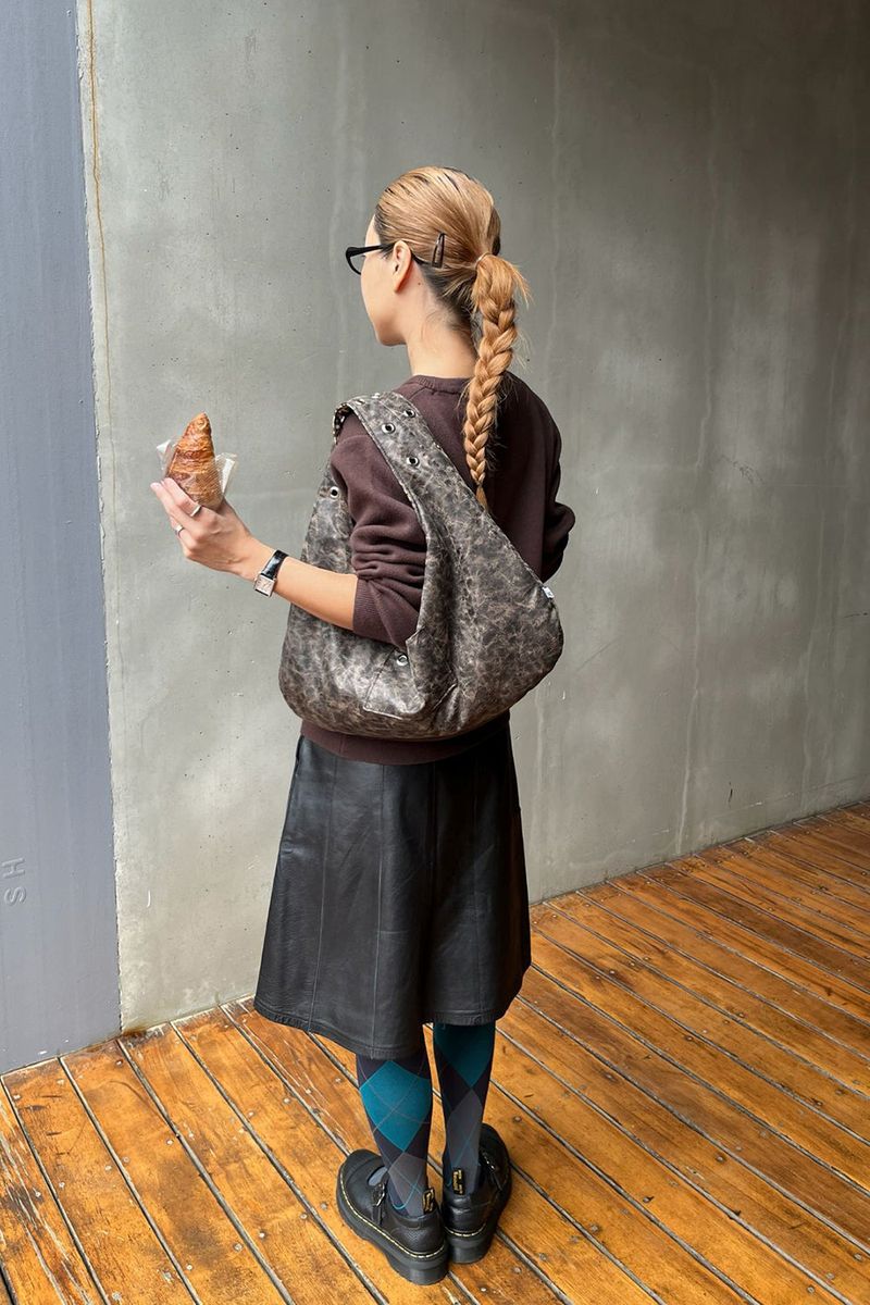 EYELET LEATHER BAG - BROWN
