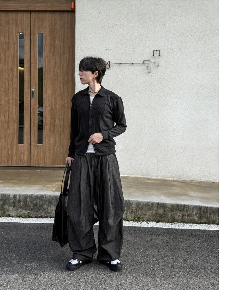 Howt Over Curved Denim Pants