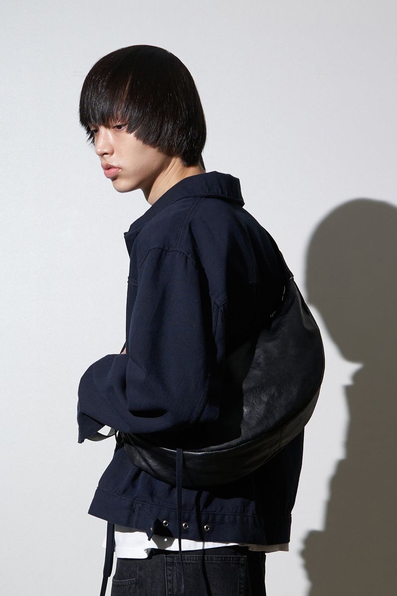 H-Buckle Banana Leather Bag (black)