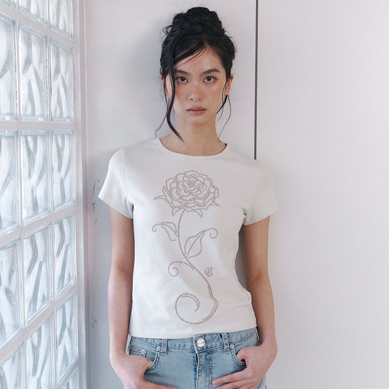 Curetty（キュリティ）の「CローズホットフィックススリムTシャツ - ベージュ（トップス）」