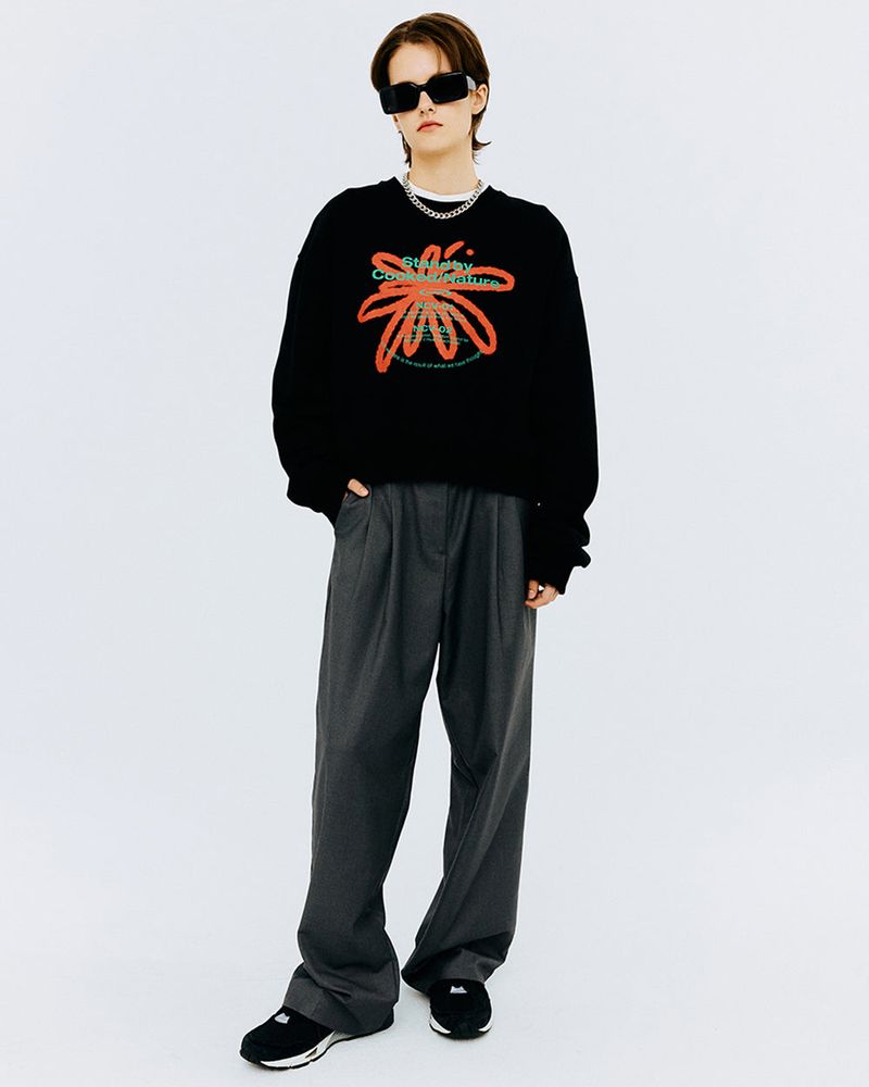 ROUND FLOWER LOGO CROP SWEATSHIRT-BLACK