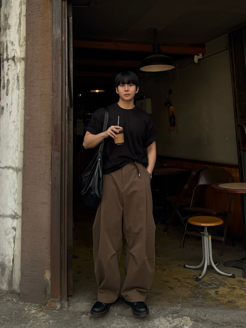 Unbalanced pintuck curved pants