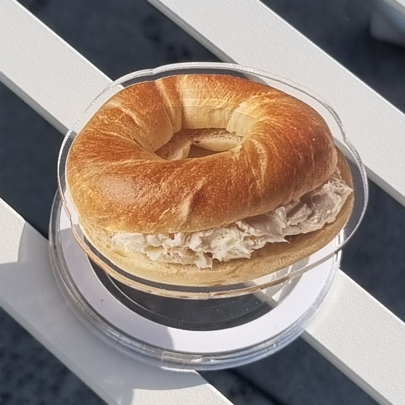 quattrocomma(クアトロコンマ)の「cream bagel magsafe smart tok(Smartphone Accessories)」
