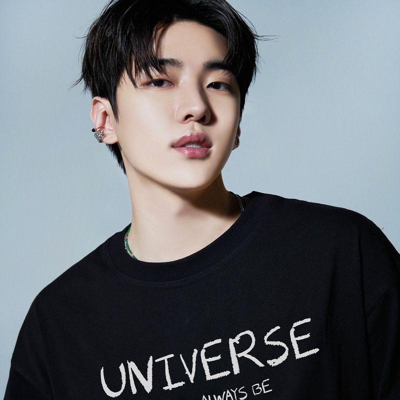 HOLYNUMBER7 X DKZ JAECHAN LETTERING BLACK T-SHITRS