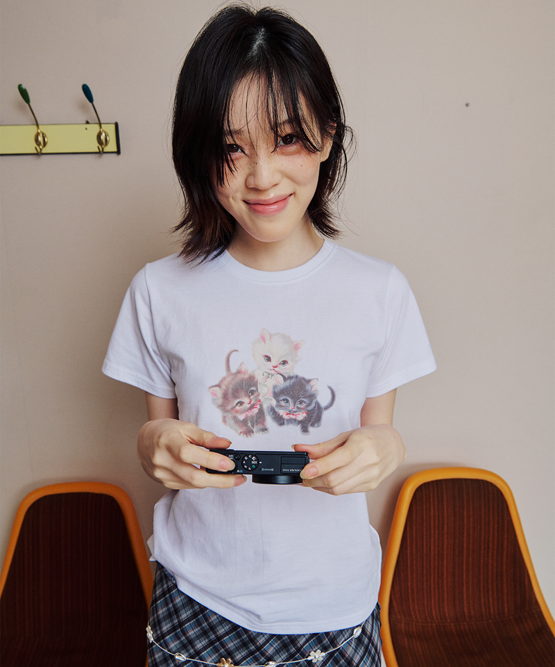 ITZAVIBE（イッザバイブ）の「THREE BABY CATS SLIM T SHIRT - WHITE（Tops）」