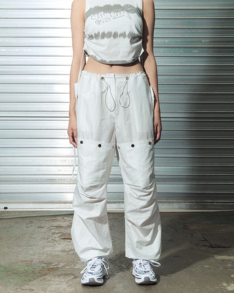 CHERRYQUIRI(チェリーキュリー)の「glossy snap jogger pt - white(Pants)」