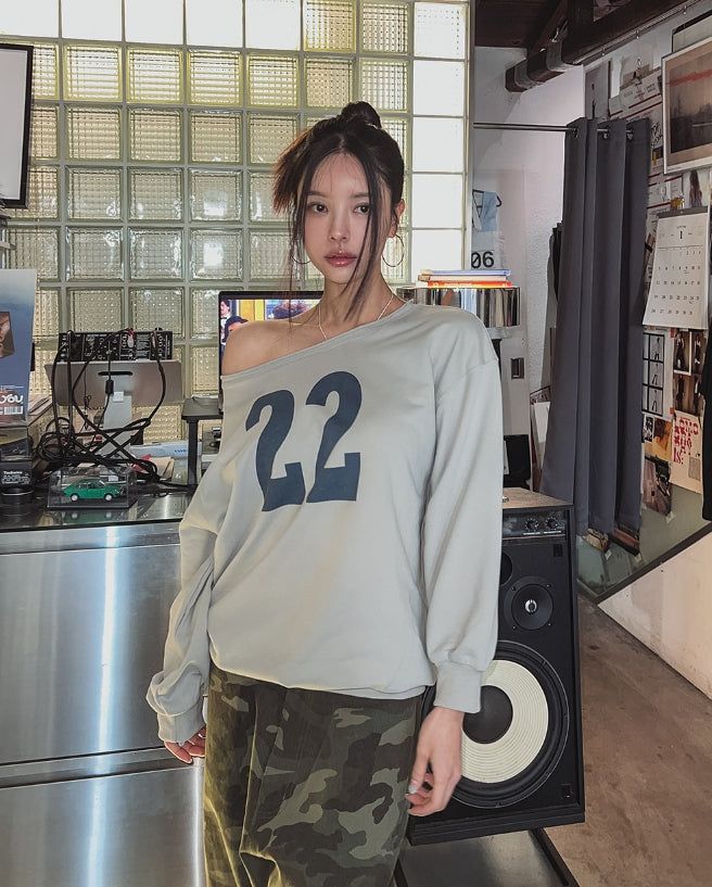 22 Cutting Off-Shoulder Sweatshirt