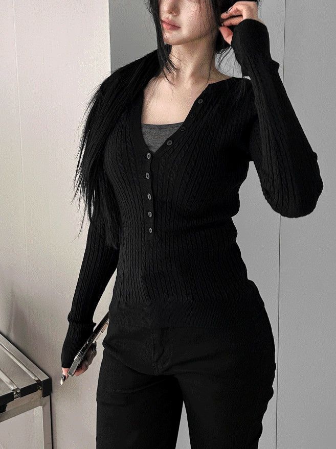 Button Slim V-Neck Knit