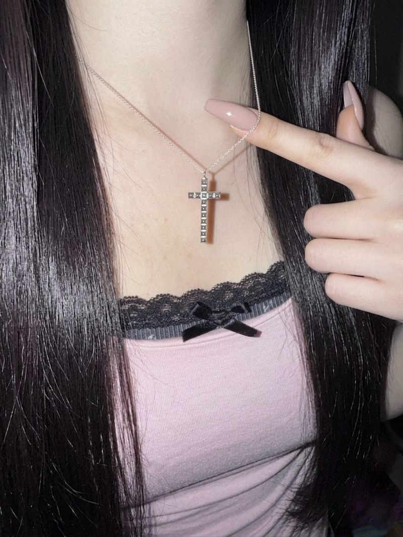 DANI（ダニ）の「スタッズド クロスネックレス（アクセサリー）」