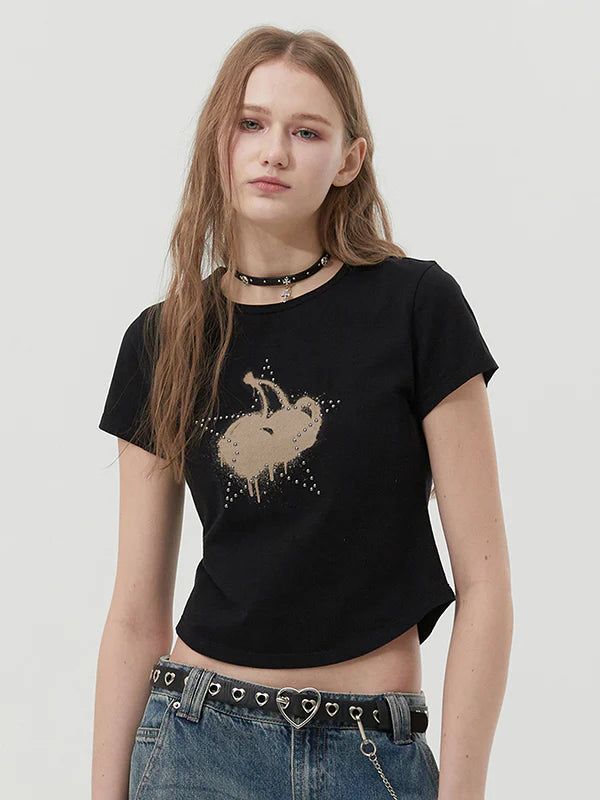 KIRSH（キルシー）の「MELTING CHERRY PRINTED CROP T-SHIRT - BLACK（Tops）」