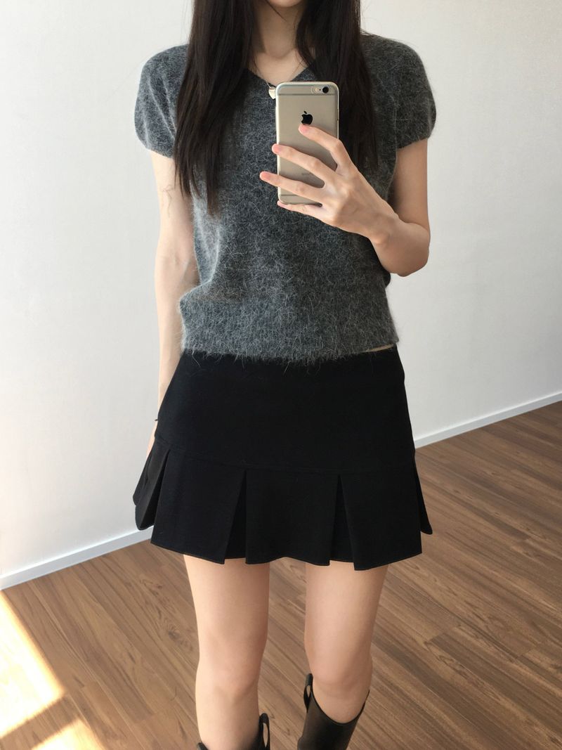 Kitten（キッテン）の「V-neck short-sleeved knitwear (3 colors)（Tops）」