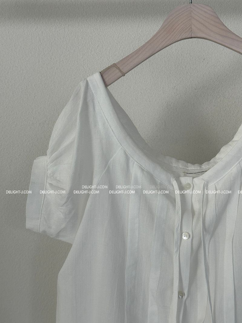 Haku Off-Shoulder Short-Sleeved Blouse